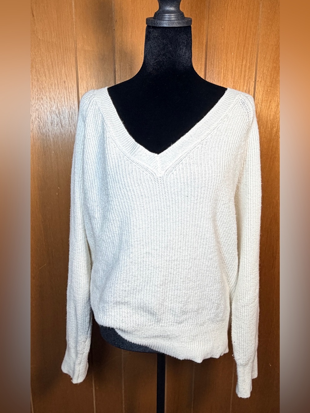 Old Navy Cream V-Neck Cozy Knit Pullover Sweater Size M.
